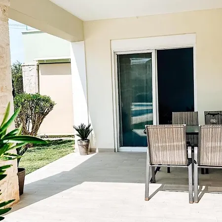 Court, Clelia, 2 Bedrooms Villa