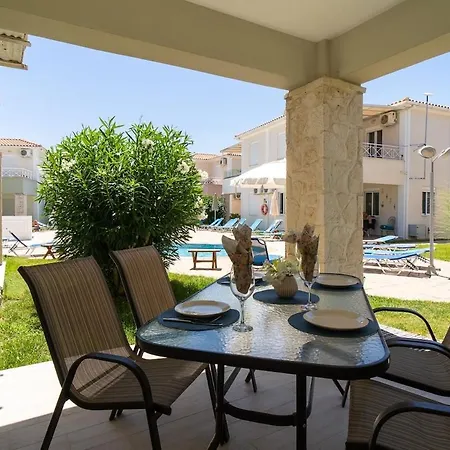 Court, Clelia, 2 Bedrooms Villa *